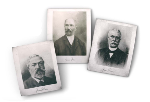 Trois photographies en noir et blanc représentant des hommes d'un certain âge, datant de la fin du XIXe siècle, sont éparpillées sur une surface.