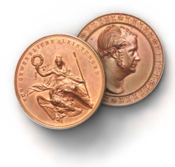 On y voit deux pièces de cuivre : l'une représente le profil d'un homme, tandis que l'autre présente le relief d'une femme accompagnée d'un aigle.