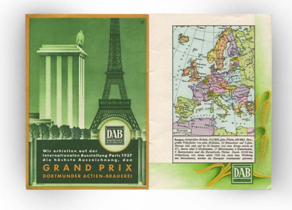 Un livret vintage ouvert présente une affiche représentant la Tour Eiffel et une carte de l'Europe.