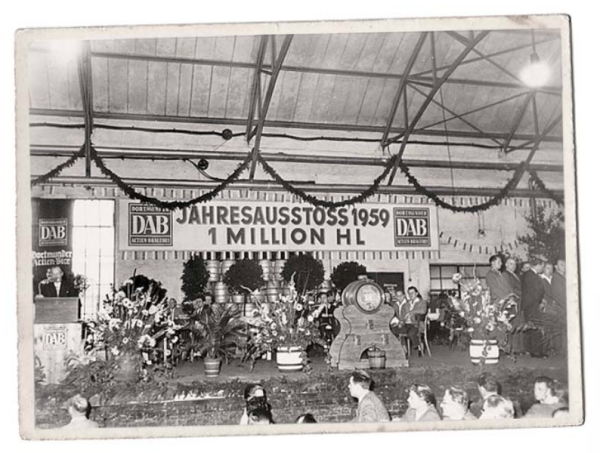 Un événement historique en 1959, lorsque de nombreuses personnes se sont rassemblées pour célébrer une production annuelle d'un million d'hectolitres.