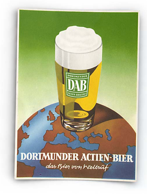 Sur une affiche publicitaire, un verre de bière repose sur un globe terrestre stylisé.