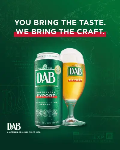 Une canette de bière verte et un verre rempli de DAB Export sont placés côte à côte. Du texte blanc avec des accents rouges apparaît sur un fond vert.