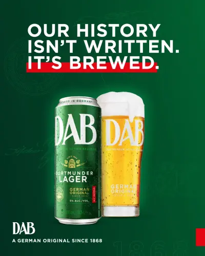 Une canette de bière verte et un verre rempli de DAB Lager sont placés côte à côte. Du texte blanc et rouge en gras figure sur un fond vert avec des éléments graphiques clairs.