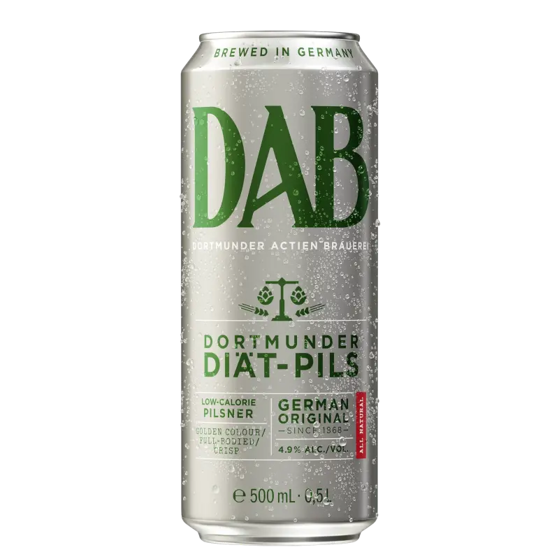 Une canette de boisson en aluminium réfrigérée arbore une étiquette verte et rouge, faisant la publicité d'une bière diététique allemande.