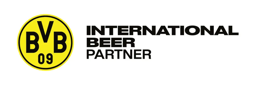 Un logo circulaire jaune avec des lettres et des chiffres noirs, accompagné d’un texte en noir indiquant « International Beer Partner ».